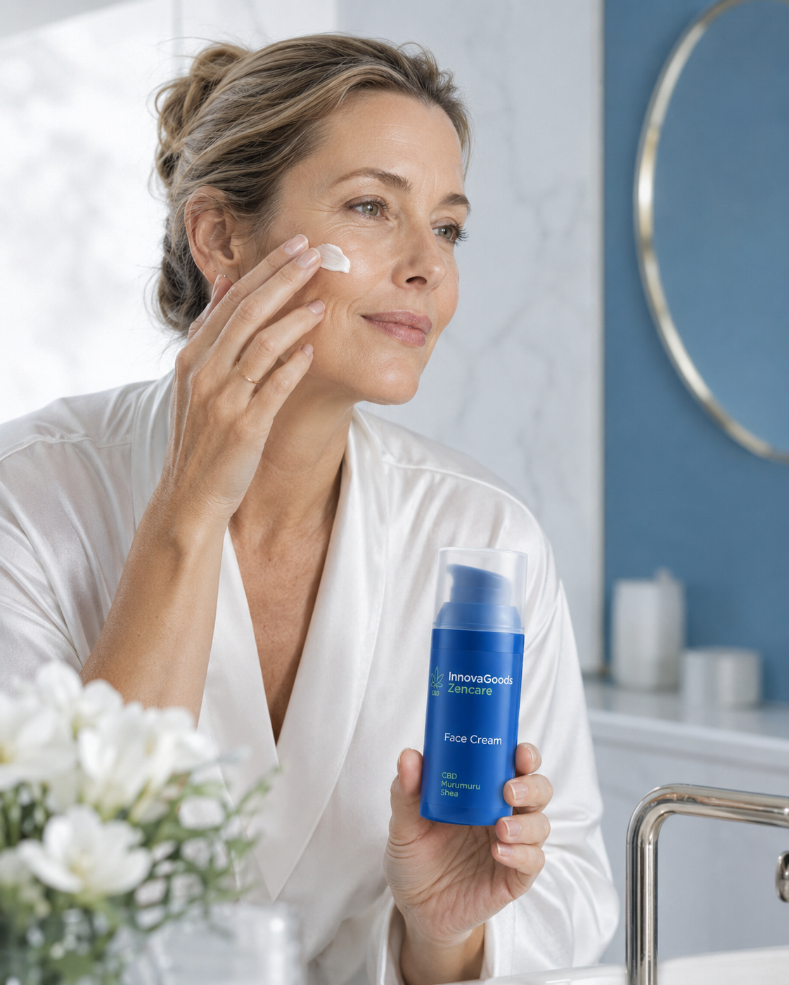 Mujer adulta realizando una rutina cosmética